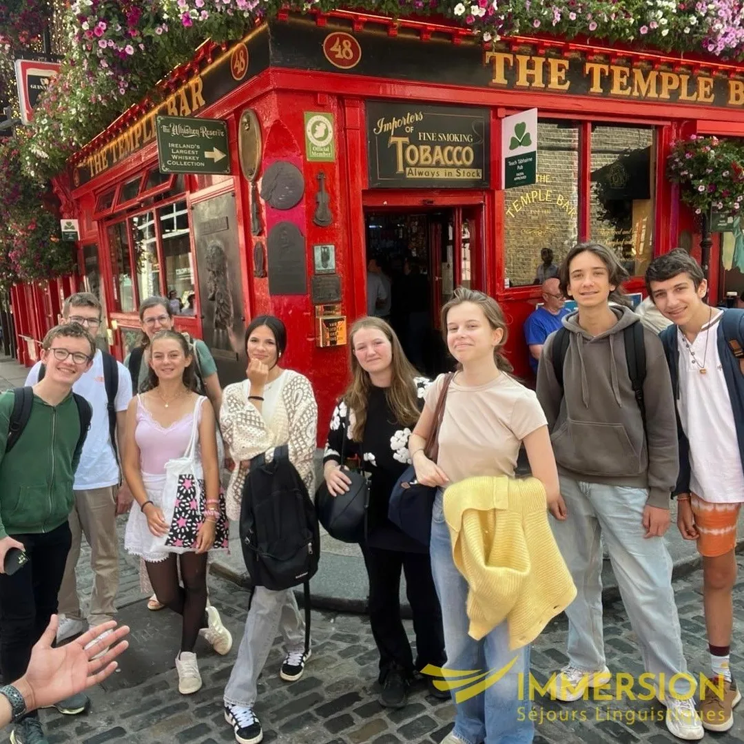 Groupe d'élèves devant le Temple Bar à Dublin